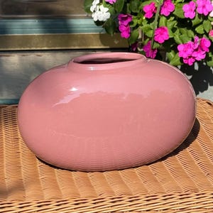 Vintage 80&#39;s Post Modern Dusty Pink Ceramic Oval Haeger Planter/Vase
