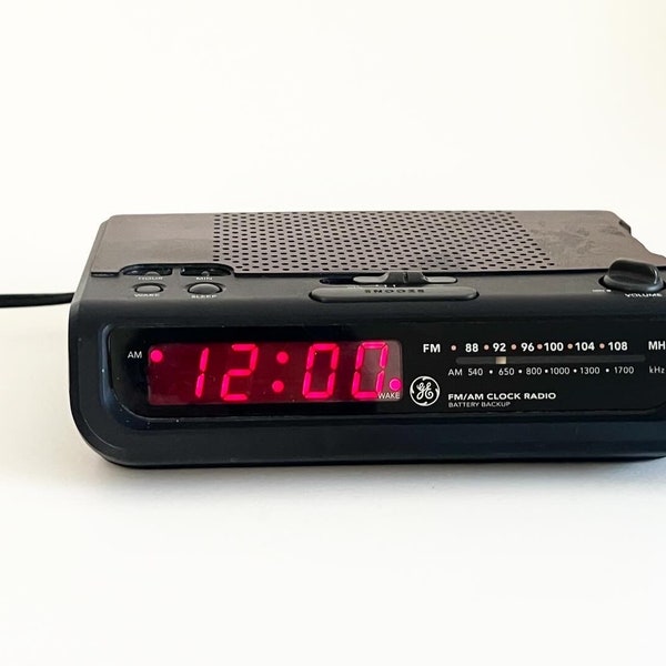 Vintage 90's GE Digital AM/FM Alarm Clock Radio