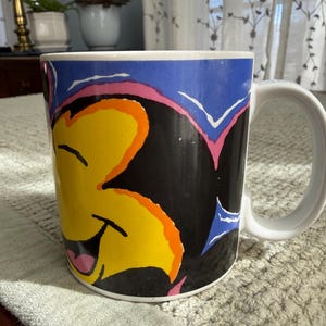 Peut inclure: Ensemble de trois tasses en c&eacute;ramique avec une finition mate et mouchet&eacute;e. Chaque tasse est de couleur diff&eacute;rente : bleu clair, cr&egrave;me et gris. Les tasses ont un design simple et moderne avec une anse confortable.