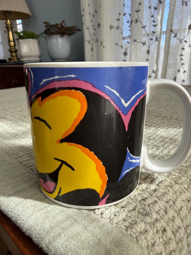 Peut inclure: Ensemble de trois tasses en c&eacute;ramique avec une finition mate et mouchet&eacute;e. Chaque tasse est de couleur diff&eacute;rente : bleu clair, cr&egrave;me et gris. Les tasses ont un design simple et moderne avec une anse confortable.