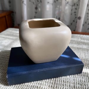 Vintage 80s Tan/Beige Ceramic Haeger Planter