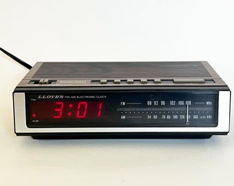 Vintage 80's LLoyd's AM/FM Alarm Clock Radio