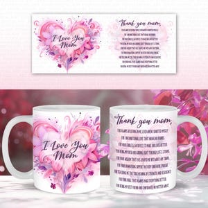 Puede incluir: Una taza de cerámica blanca con un diseño floral rosa y morado y el texto "I Love You Mom". La taza también tiene un diseño floral rosa y morado con el texto "Gracias mamá, por siempre creer en mí incluso cuando dudaba de mí mismo, por el amor incondicional que no conoce límites, por tus sacrificios sin fin para hacer nuestras vidas mejores, por ser mi roca y mi luz guía a través de las tormentas de la vida, por tu sabiduría que me ha moldeado en quien soy hoy, por tu apoyo inquebrantable en cada esfuerzo que persigo, por enseñarme el verdadero significado de la fuerza y la resistencia, por tus abrazos que siempre hacen que todo sea mejor, por ser mi mejor amiga y confidente sin importar qué."