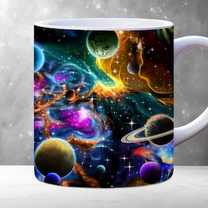 Puede incluir: Una taza de cerámica blanca con un estampado de galaxia colorido. El estampado presenta una nebulosa con estrellas, planetas y un planeta con anillos. La taza es perfecta para café, té o chocolate caliente.