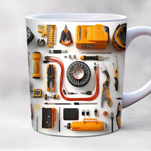 Könnte beinhalten: Eine weiße Keramiktasse mit einem farbenfrohen Design, das verschiedene Werkzeuge und Geräte zeigt, darunter eine Taschenlampe, Zangen, Drahtschneider und eine Spule Draht. Die Werkzeuge sind in einem Rastermuster auf der Tasse angeordnet.
