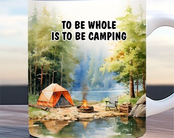 Pode incluir: Uma caneca de cerâmica branca com uma ilustração em aquarela de um acampamento em uma floresta. A caneca tem o texto "To be whole is to be camping" impresso nela.