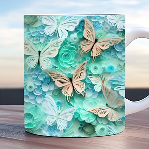 Puede incluir: Taza de cerámica blanca con un diseño colorido de mariposas y flores. Las mariposas son en tonos de melocotón y blanco, y las flores son en tonos de azul y verde.