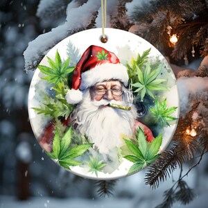Jultomten som röker ogräsprydnadsdesign png, prydnadssublimering, rolig julprydnad png, rund julprydnad, marijuana-prydnad
