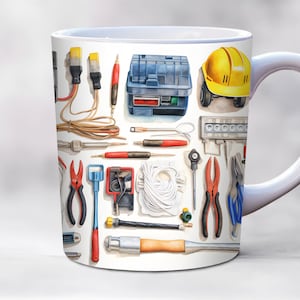 Könnte beinhalten: Eine weiße Keramiktasse mit einer bunten Illustration verschiedener Werkzeuge, darunter eine Werkzeugkiste, Zangen, Draht und ein gelber Helm. Die Tasse ist perfekt für einen Heimwerker oder jeden, der DIY-Projekte liebt.