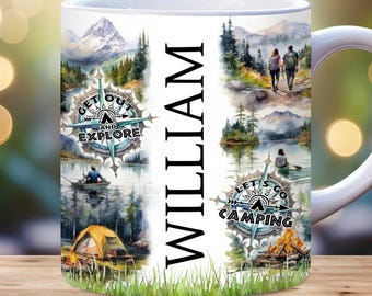 Pode incluir: Caneca de cerâmica branca com um design de aquarela que apresenta uma bússola com o texto "Get Out and Explore", uma barraca, uma fogueira e uma cena de montanha. A caneca também tem o nome "William" impresso no lado.