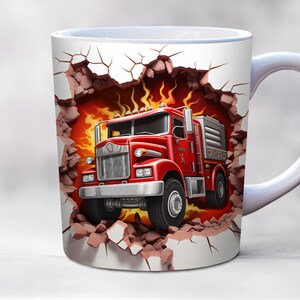 Könnte beinhalten: Eine weiße Keramiktasse mit einem roten Feuerwehrauto, das durch eine rissige Wand bricht. Das Auto hat Flammen dahinter und die Worte "FIRE" und "K" an der Seite.