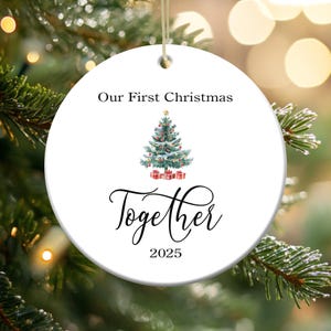 Il nostro primo ornamento di Natale insieme 2025 PNG, ornamento di fidanzamento personalizzabile, regalo per sposi novelli, ornamento di coppia, ornamento mr e mrs