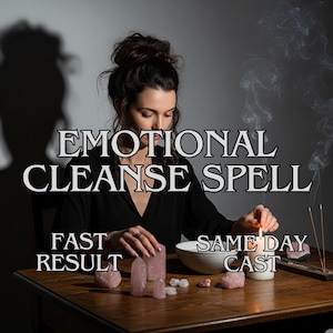 Può includere: Una donna accende una candela su un tavolo di legno. Il testo "EMOTIONAL CLEANSE SPELL" è visualizzato sopra di lei. Cristalli di quarzo rosa e una ciotola sono sul tavolo. Sono visibili anche i testi "FAST RESULT" e "SAME DAY CAST".