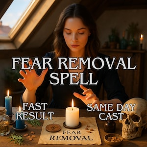Könnte beinhalten: Eine Frau führt ein Ritual mit Kerzen und einem Schädel durch. Der Text "FEAR REMOVAL SPELL" ist deutlich sichtbar. Zusätzlicher Text lautet "FAST RESULT" und "SAME DAY CAST". Die Szene spielt sich auf einem Holztisch ab.