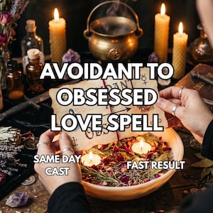 Pode incluir: Um pedaço de papel pergaminho com o texto AVOIDANT TO OBSESSED LOVE SPELL, SAME DAY CAST e FAST RESULT, segurado sobre uma tigela cheia de água, pétalas de rosa, ervas e velas flutuantes, cercado por velas e garrafas.