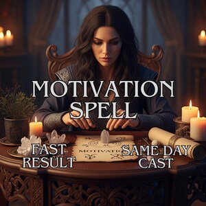 Op de afbeelding: Een vrouw zit aan een houten tafel met de woorden "MOTIVATION SPELL" prominent weergegeven. De tafel is versierd met kaarsen, kristallen en een rol. Tekst op de tafel luidt "FAST RESULT" en "SAME DAY CAST".