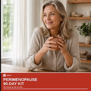 Può includere: Una persona con capelli biondi alle spalle indossa una camicia di lino beige e tiene in mano una tazza di ceramica marrone. L'immagine include un banner rosso con testo bianco THATKIT PERIMENOPAUSE 90-DAY KIT. She showed up with the notes.