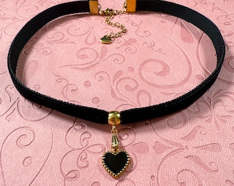Chokerketting zwart hart – Zwitsers fluwelen lint, email en roestvrijstalen bedel, handgemaakte gotische minimalistische sieraden