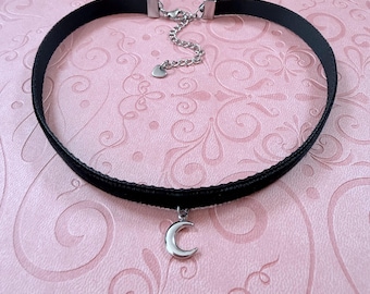 Fluwelen choker halve maan – hemelse bedelketting, Zwitsers fluweel en roestvrij staal, sierlijk romantisch cadeau voor haar