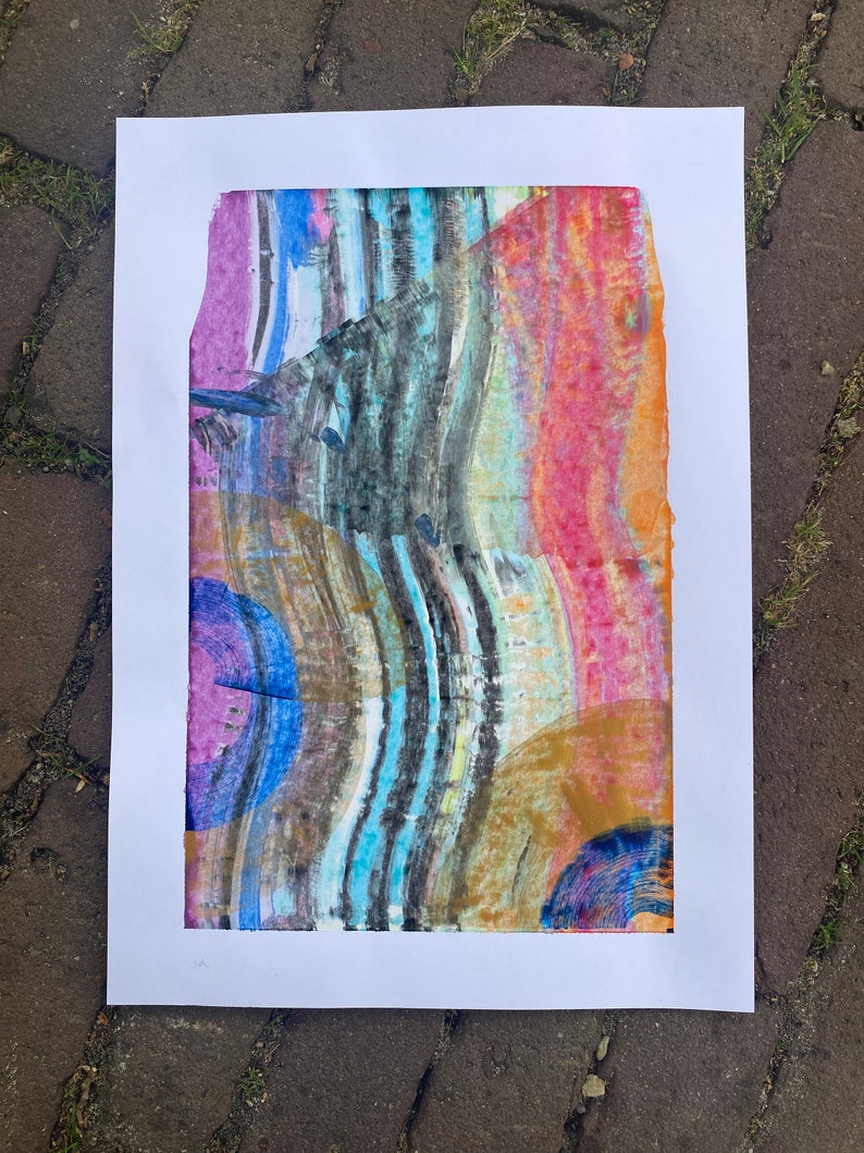 Peut inclure: Impression d'art abstrait avec un design color&eacute; et superpos&eacute; pr&eacute;sentant des nuances de bleu, violet, rose, orange, jaune et noir. L'impression a un effet textur&eacute; de coups de pinceau.
