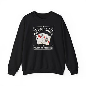 Puede incluir: Sudadera negra con un diseño gráfico blanco de cartas de juego y el texto "POT LIMIT OMAHA" y "Pot, Pot, Re-Pot, Rebuy".