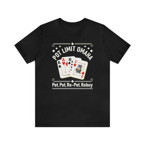 Puede incluir: Camiseta negra con un gráfico blanco de cartas de juego y el texto "Pot Limit Omaha" y "Pot, Pot, Re-Pot, Rebuy".