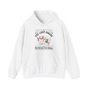 Puede incluir: Sudadera con capucha blanca con bolsillo delantero y cordón. El gráfico presenta el texto "POT LIMIT OMAHA" sobre cartas de juego, incluyendo un As y un Diez de Corazones, y una Jota de Diamantes. Debajo de las cartas está el texto "Pot, Pot, Re-Pot, Rebuy."