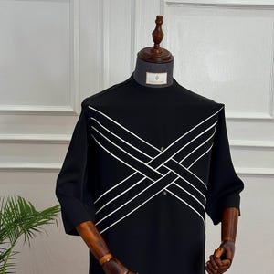 Moderne Herren Kaftan: Individuelle afrikanische Kleidung - Kurzarm-Top & Hose im Set