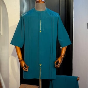 Moderne Herren Kaftan: Individuelle afrikanische Kleidung - Kurzarm-Top & Hose im Set