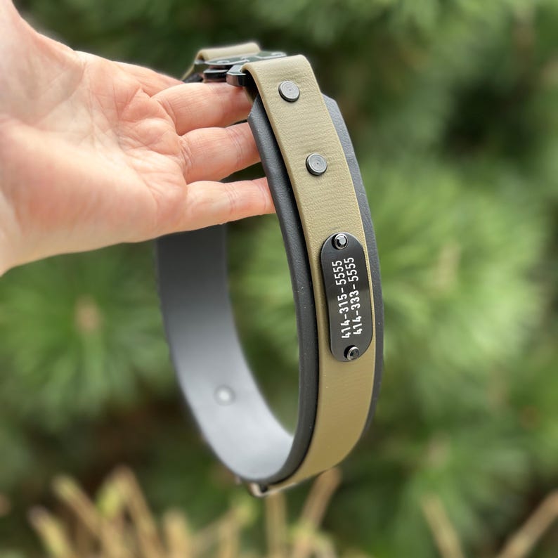 Puede incluir: Un collar para mascotas de dos tonos con una banda interior gris oscuro y una capa exterior color canela. Incluye una placa de identificaci&oacute;n de metal negro con el texto grabado en blanco 414-315-5555 y 414-333-5555, asegurada con remaches negros.