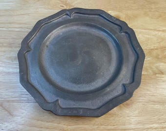 Vintage-Zinnplatte mit ausgebogtem Rand Queen Anne Troncher Style 7,5 in.