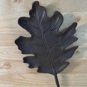 Gjutjärnsunderlägg i eklöv, rustikt brunt ådrat grytunderlägg, dekorativt 25 cm