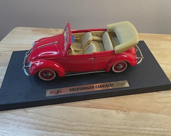 Maisto 1:18 1951 Volkswagen Cabriolet Red Diecast Car Display Base Opening Doors