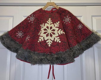 Gonna per albero di Natale con fiocchi di neve rossi da 48 pollici – Hanna’s Handiworks (nuova con etichette)