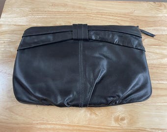 Vintage Black Leather Clutch Purse with Removable Shoulder Strap – Classic Handbag