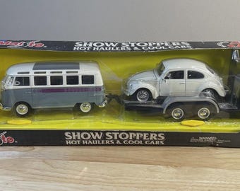 Maisto Show Stoppers VW Samba Van & Beetle Tow Set Diecast NIB Trailer