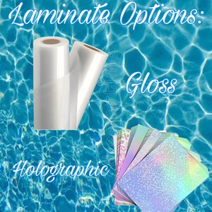 Puede incluir: Dos rollos de pel&iacute;cula laminada transparente, uno etiquetado como "Gloss" y el otro como "Holographic".