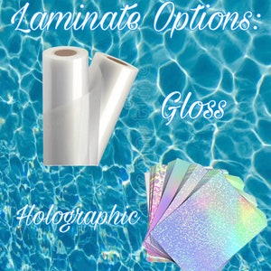 K&ouml;nnte beinhalten: Zwei Rollen transparentes Laminierfolie, eine mit der Aufschrift "Gloss" und die andere mit der Aufschrift "Holographic".