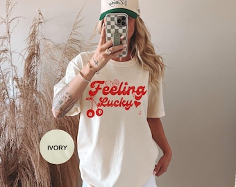 Feeling Lucky Cherry T-shirt met grafische print - comfortkleuren vintage shirt