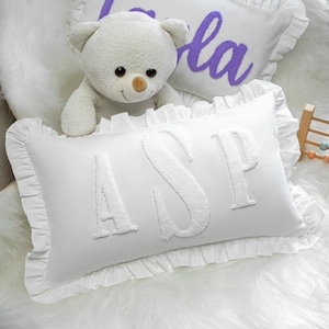 Nom personnalisé avec monogramme oreiller perforé, coussin personnalisé, cadeau de baby shower, cadeau nouveau-né, cadeau nouvelle maman, idée cadeau bébé, personnalisé