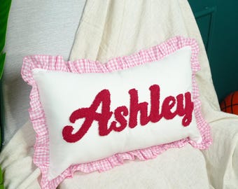 Punch Needle Name Gingham Kissen: Rüschenborte, Preppy Wohnheim Dekor