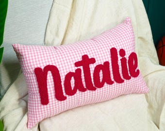 Individuelles Punch Needle Name Kissen: Rosa Gingham Kissen für Preppy Raum Dekor