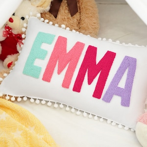 Almohada bordada con nombre personalizado, pompón personalizado, decoración de guardería, dormitorio, dormitorio infantil, regalo de Navidad.