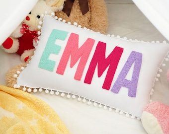 Personalizza il nome del cuscino ricamato, l'arredamento personalizzato della stanza del dormitorio, l'arredamento della camera da letto per bambini, l'idea regalo di Natale con pom pom personalizzati