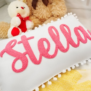 Almohada personalizada con nombre de aguja de punzón, regalo para baby shower, regalo de cumpleaños para niños pequeños, decoración de guardería, regalo personalizado para bebé, regalo de Navidad, viaje con pompones