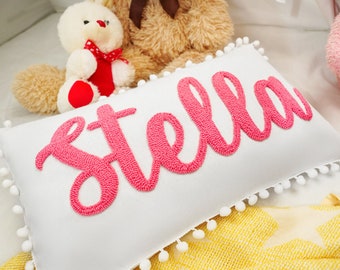 Personalisierte Name Punch Nadel Kissen, Baby-Dusche-Geschenk, Kleinkind Geburtstagsgeschenk, Kinderzimmer Dekor, individuelles Baby Geschenk, Weihnachtsgeschenk, Pom Pom Trip