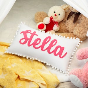 Oreiller personnalisé perforé avec nom, cadeau de baby shower, cadeau d'anniversaire pour tout-petit, décoration de chambre d'enfant, cadeau personnalisé pour bébé, cadeau de Noël, voyage avec pompons image 3