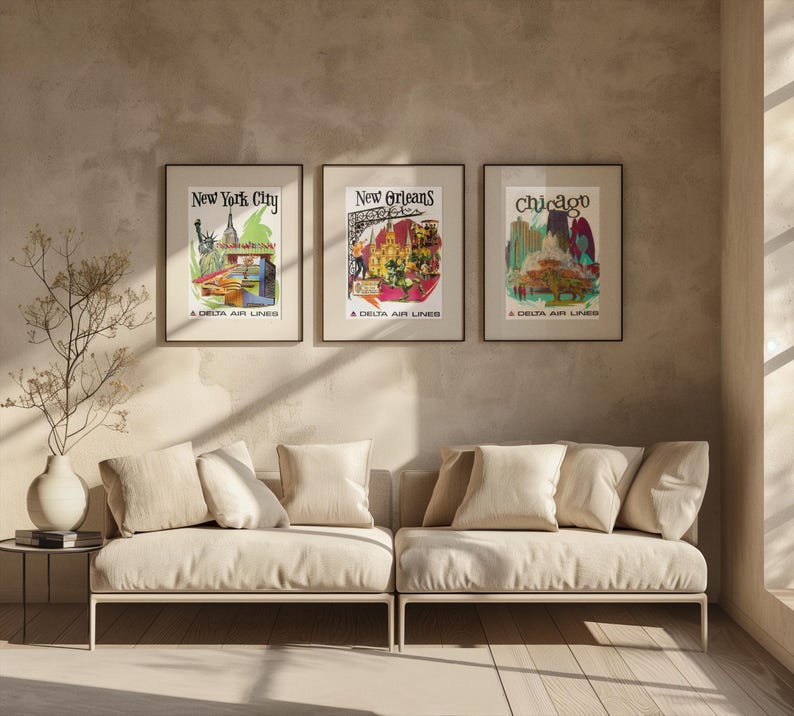 Puede incluir: Tres p&oacute;steres de viaje enmarcados con ilustraciones coloridas de Nueva York, Nueva Orleans y Chicago con el texto A Delta Air Lines. Cada impresi&oacute;n muestra monumentos ic&oacute;nicos de la ciudad en un estilo art&iacute;stico vibrante y detallado.