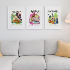 Puede incluir: Tres p&oacute;steres de viaje enmarcados con ilustraciones coloridas de Chicago, Atlanta y Nueva York. Cada impresi&oacute;n muestra el nombre de la ciudad en la parte superior y el texto A DELTA AIR LINES en la parte inferior, destacando monumentos ic&oacute;nicos.
