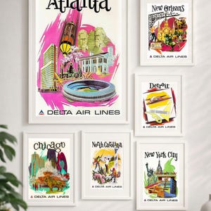 Puede incluir: Una colecci&oacute;n de seis p&oacute;steres de viaje de estilo vintage enmarcados para Delta Air Lines, con ilustraciones de Atlanta, Nueva Orleans, Detroit, Chicago, Carolina del Norte y Nueva York, cada uno con dise&ntilde;os gr&aacute;ficos coloridos y monumentos.